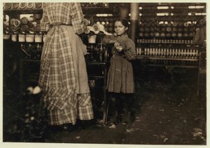 Fannie, 48 pulgadas de altura, 7 años, una de 19 niños ayudando a su hermana en Elk Mills, Fayetteville, Tennessee, 1910 de Lewis Wickes Hine