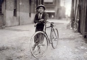Mensajero de quince años trabajando para Mackay Telegraph Company, Waco, Texas, 1913 de Lewis Wickes Hine