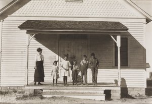 Cinco alumnos presentes en la Escuela No. 6, Distrito 3, Fort Michigan, Colorado de Lewis Wickes Hine