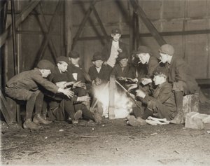 Grupo de repartidores de periódicos a las 22:00 de Lewis Wickes Hine