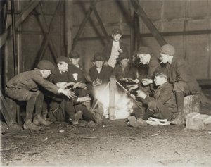 Pandilla de vendedores de periódicos a las 10:00 p.m., 1910 de Lewis Wickes Hine