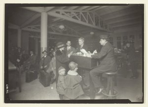Familia alemana, intérprete y grabadora en Ellis Island de Lewis Wickes Hine