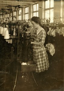 Chicas haciendo medias en Ipswich Mills en Boston, Massachusetts de Lewis Wickes Hine