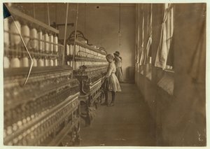 Hattie Hunter, hilandera en Lancaster Cotton Mills, Carolina del Sur donde ha trabajado durante 3 años, 1908 de Lewis Wickes Hine