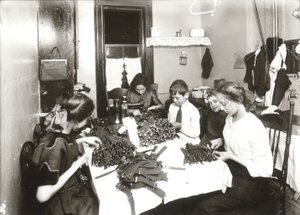 Trabajo a domicilio (fabricación de ligas) de Lewis Wickes Hine
