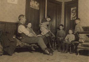 Hogar de Alfred Benoit en New Bedford, Massachusetts, un niño barrendero en Bennett Mill y uno de 11 hijos, 1912 de Lewis Wickes Hine