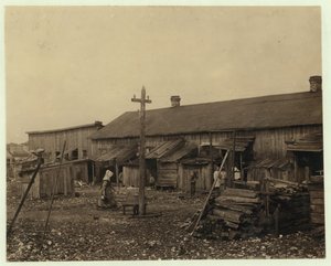Vivienda para unos 50 empleados de Maggioni Canning Co., Port Royal, Carolina del Sur, rodeada de marismas y en un antiguo montón de conchas, 1912 de Lewis Wickes Hine