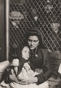Madre e hijo inmigrantes de Lewis Wickes Hine