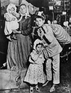 Inmigrantes llegando a Ellis Island a principios del siglo XX (foto en blanco y negro) de Lewis Wickes Hine