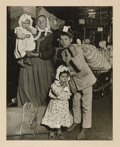 Familia italiana buscando equipaje perdido, Isla Ellis