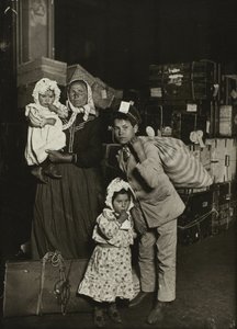 Familia italiana busca equipaje perdido en Ellis Island