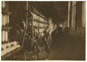 John Dempsey, 11 o 12 años, trabajador de sábado en la sala de hilado de mulas en Jackson Mill, Fiskeville, Rhode Island (1909) de Lewis Wickes Hine
