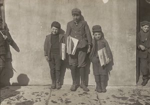 John Pento, 14 años, Daniel y Angelo Pento, 7 años, vendiendo periódicos, Hartford, Connecticut de Lewis Wickes Hine