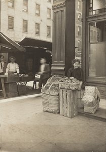Lena Lochiavo - 11 años, vendedora de cestas y pretzels en el mercado de Sixth Street frente a la taberna de Lewis Wickes Hine