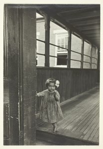 Niña de pie a la entrada de una galería