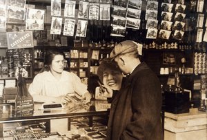Mary Creed, de 14 años, vendiendo cigarros, c.1930 de Lewis Wickes Hine