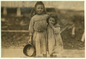 Maud y Grade Daly, de 5 y 3 años, recogen un pote de camarones cada día para la Peerless Oyster Company, Bay St. Louis, Mississippi, 1911 de Lewis Wickes Hine