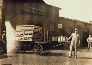Hombres frente a un depósito de Wells Fargo y Co Express con cajas y latas de leche, Springfield, Missouri, 1916 de Lewis Wickes Hine