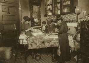 Sra. Mette y sus hijos (Josephine 13, Nicholas 6 y Johnnie 8 ganando juntos solo 40-50 centavos al día) haciendo flores en un sucio apartamento de Nueva York, 1911