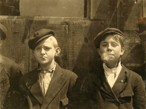 Repartidores de periódicos tomando un descanso para fumar, St. Louis, Missouri. 1910 de Lewis Wickes Hine