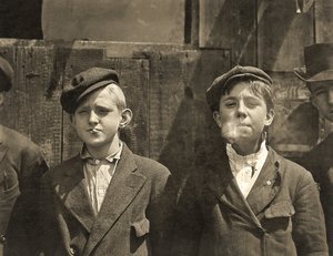 Vendedores de periódicos tomando un descanso para fumar, St. Louis, Missouri. 1910