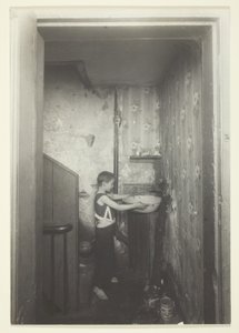 Un Grifo A Un Piso. Vivienda antigua en Nueva York de Lewis Wickes Hine