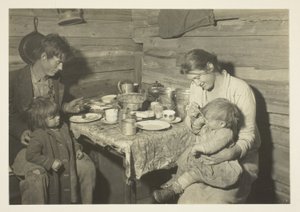 Familia rural pobre que vive en una ahumada, Oklahoma, al cuidado de la Cruz Roja de Lewis Wickes Hine
