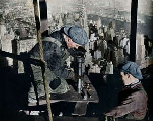 Remachando los últimos pernos en el mástil de la mañana del Empire State Building, c1931 de Lewis Wickes Hine