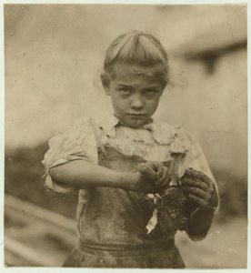 Rosie, de 7 años, analfabeta, trabajando por segundo año como desgranadora de ostras en Varn und Platt Canning Company, Bluffton, Carolina del Sur, 1913 de Lewis Wickes Hine