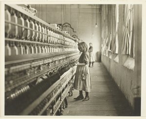 Sadie Pfeifer, hilandera de una fábrica de algodón, Lancaster, Carolina del Sur de Lewis Wickes Hine