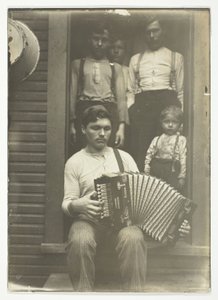 Un obrero siderúrgico eslovaco de la región de Pittsburgh se relaja después de cenar de Lewis Wickes Hine