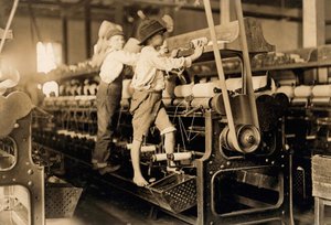 Muchachos de la hilandería en una fábrica de algodón de Georgia c. 1909 (foto) de Lewis Wickes Hine