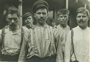 Trabajadores del Acero en la Casa de Huéspedes Rusa, Homestead, Pensilvania, 1907-8 de Lewis Wickes Hine