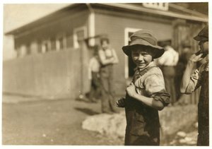 Charlie Foster de diez años, incapaz de leer, con un trabajo estable en Merrimack Mills, Huntsville, Alabama, 1913 de Lewis Wickes Hine