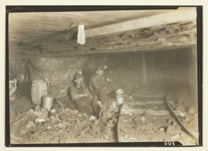 A estos mineros les gusta almorzar y descansar en estas entradas de techo bajo de Lewis Wickes Hine