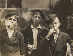 Tres jóvenes vendedores de periódicos fumando, Saint Louis, Missouri, EE.UU., 1910