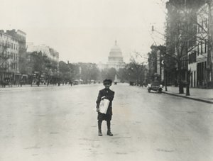 Título del pie de foto en el objeto: «¡Léalo todo al respecto!» de Lewis Wickes Hine