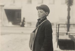 Tony Casale, «Bologna», 11 años, lleva 4 años vendiendo periódicos, Hartford, Connecticut, marzo de 1909 de Lewis Wickes Hine