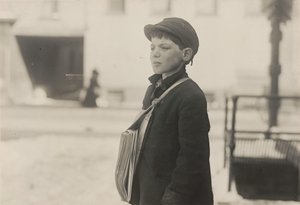 Tony Casale, Bolonia, 11 años vendiendo periódicos durante 4 años, Hartford..., marzo 1909 de Lewis Wickes Hine