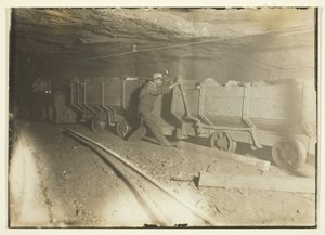 Sin título (vagones de carbón en la mina) de Lewis Wickes Hine