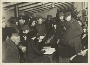Cheques de ayuda de la WPA entregados a mineros desempleados, Scott