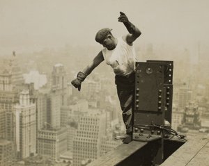 Trabajador dando la señal de alto a la cuadrilla de la torre de perforación