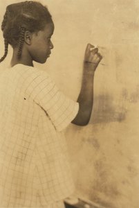 Niña escribiendo en la pizarra en el aula, Escuela Pleasant Green, Marlinton, Condado de Pocahontas, Virginia Occidental, EE.UU. c.1921 (foto sepia) de Lewis Wickes Hine