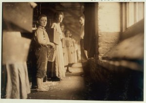 Joven doffer en Richmond Spinning Mills, Chattanooga, Tennessee, 1910 de Lewis Wickes Hine