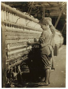Jóvenes reemplazando bobinas llenas en North Pownal, Vermont, 1910 de Lewis Wickes Hine