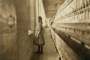 Niña trabajando en un molino, Lincolnton, Carolina del Norte, EE.UU., c.1908 de Lewis Wickes Hine