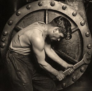 primer plano de un mecánico de la central eléctrica trabajando en la bomba de vapor c.1920 (foto) de Lewis Wickes Hine