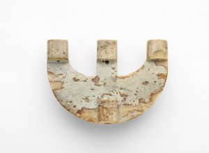 Colgante en forma de arco, con decoración añadida, c.3300-2250 a.C.