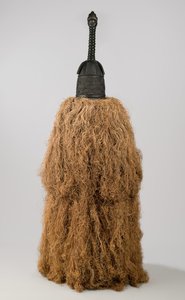 Máscara de casco (Gbetu) con disfraz de rafia, Gola, siglo XX de Liberian Liberian