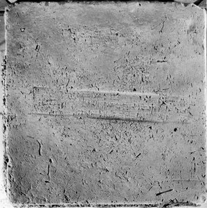 Inscripción cuneiforme en un ladrillo babilónico antiguo